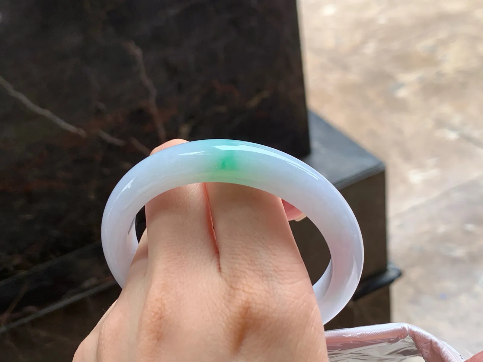 飘色手镯
细腻清爽 56.3/11.4/8.3mm