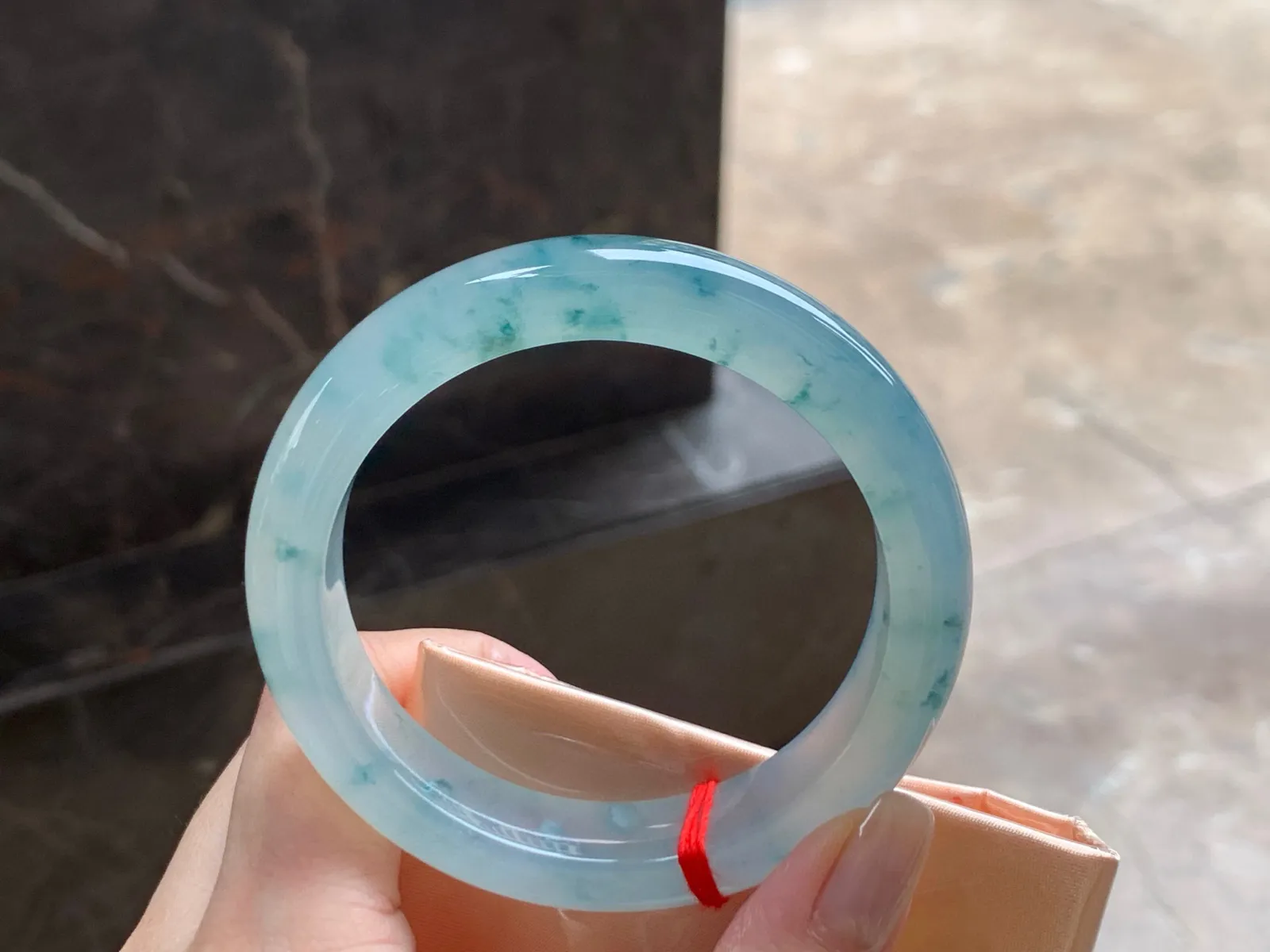 冰种飘花手镯
种好水足 54/12.3/8.5mm