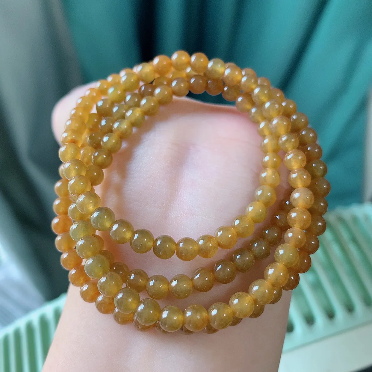 自然光实拍，冰胶黄翡圆珠项链  翡翠项链 （装饰扣）玉质细腻  冰清玉润  颜色漂亮  #001.1