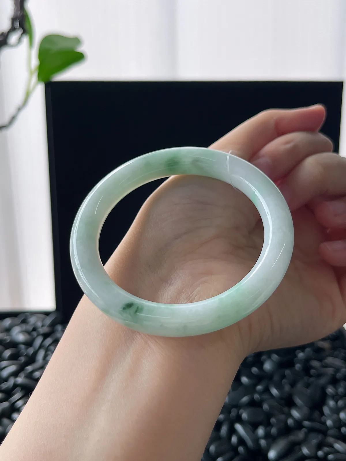 翡翠糯化种飘绿圆条手镯