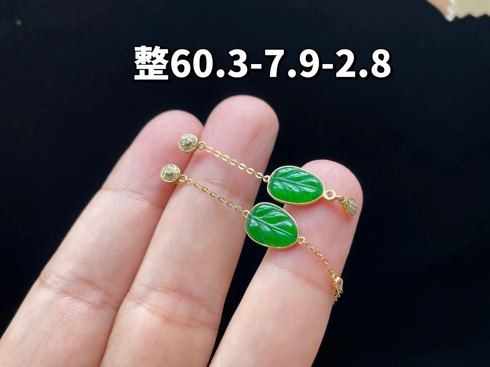 18K 满色·叶子AB款耳坠

整60.3-7.9-2.8