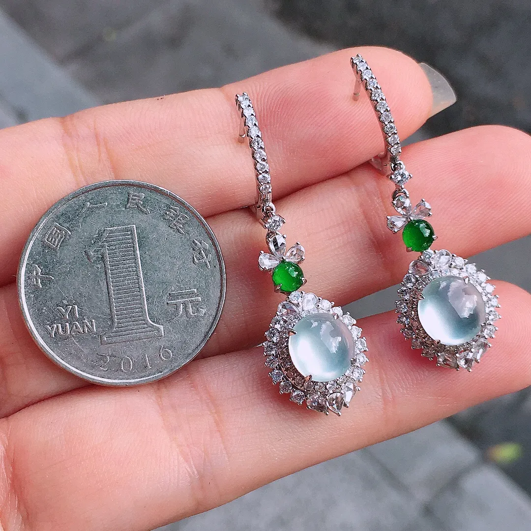 冰种蛋面耳坠，玉质细腻，荧光感超
强，饱满圆润，气质满满。18k
金豪华镶嵌