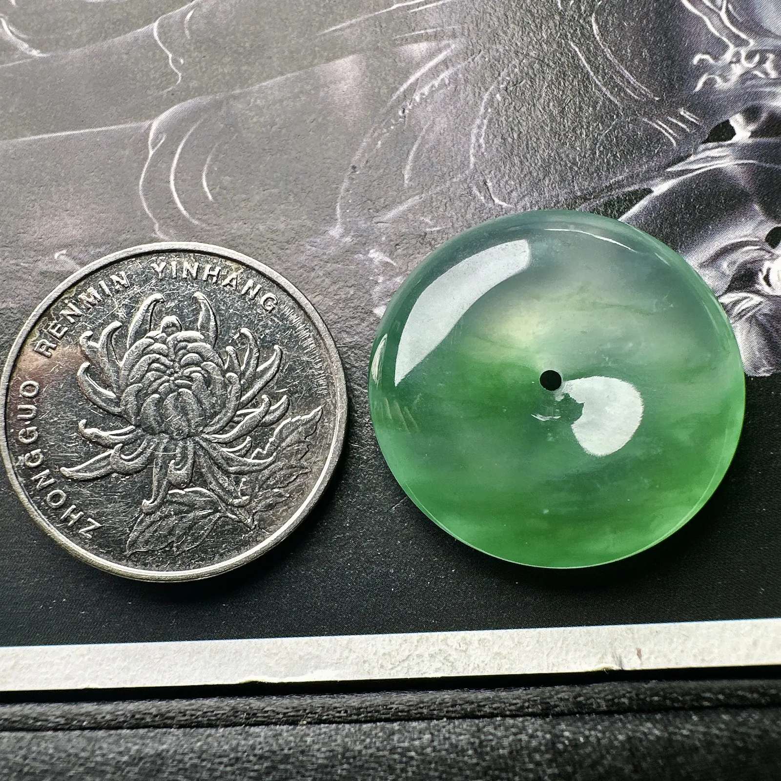 【冰种飘绿平安扣】质地非常细腻，冰润十足，种老冰透，荧光闪耀，收藏品质