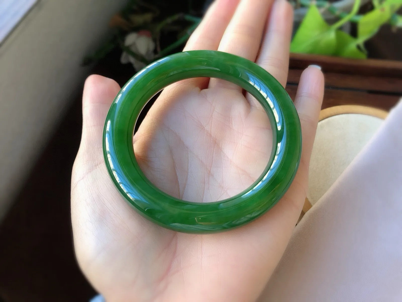 圈口54.6 尺寸12*11 天然和田玉 ，收藏精品满色菠菜绿辣绿色，舒适版胖圆条，上手显白 佩戴大气 保平安 料子细腻温润