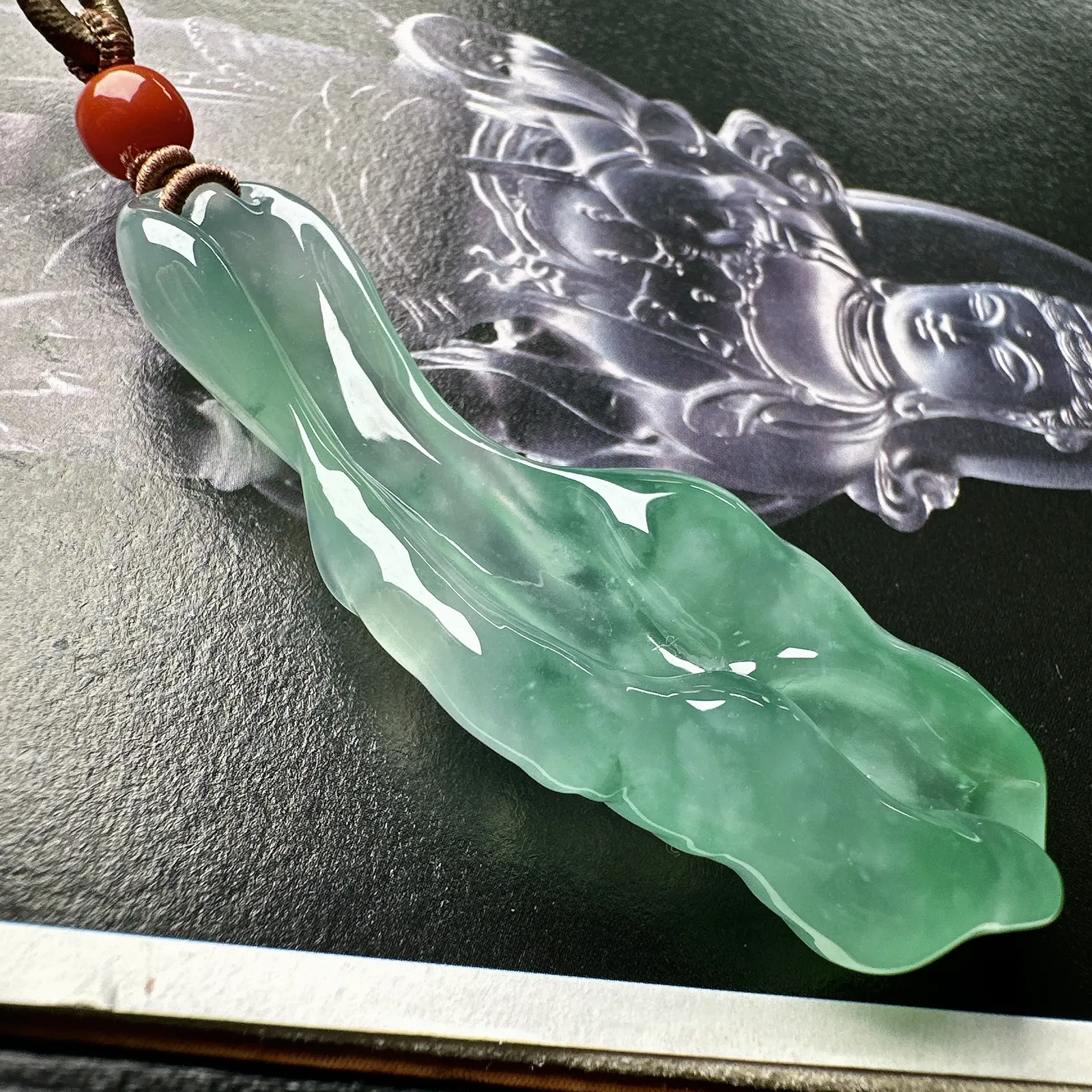 【冰种飘绿随形白菜】招财神器，质地细腻，水润感好，雕琢非常精细