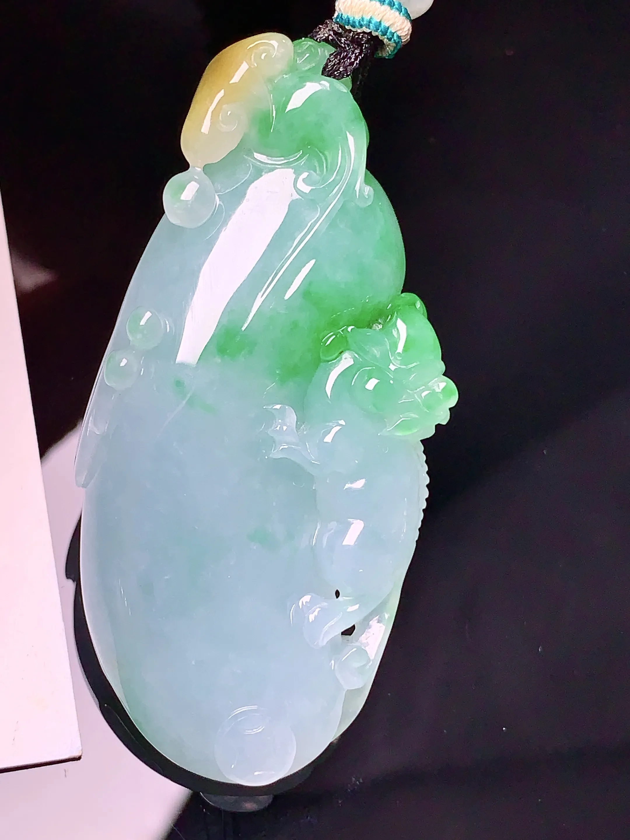 翠绿福瓜吊坠 玉质细腻 色泽艳丽 整体尺寸54.5*26*8