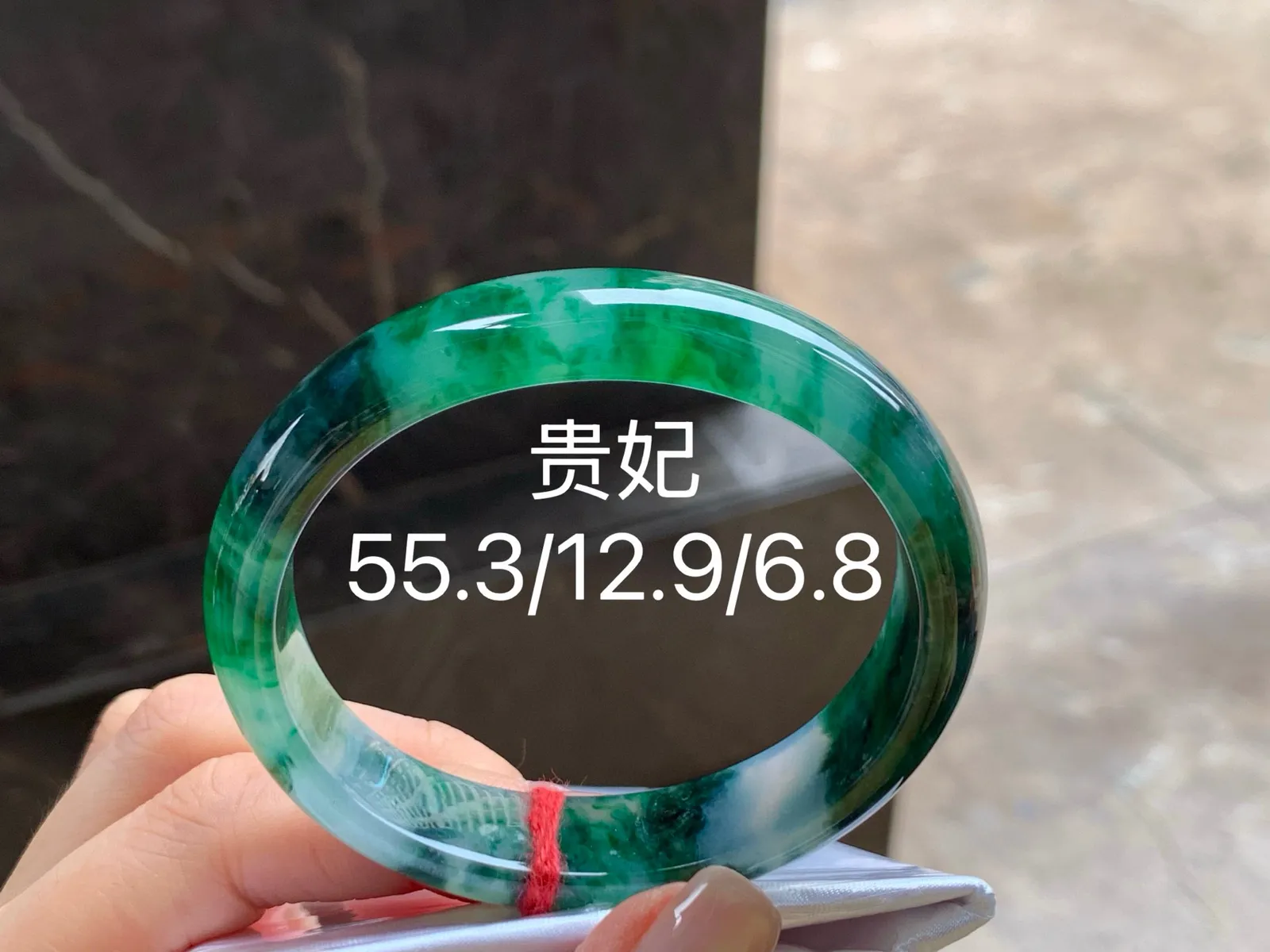 冰飘色贵妃镯
水润独特 55.3/12.9/6.8mm