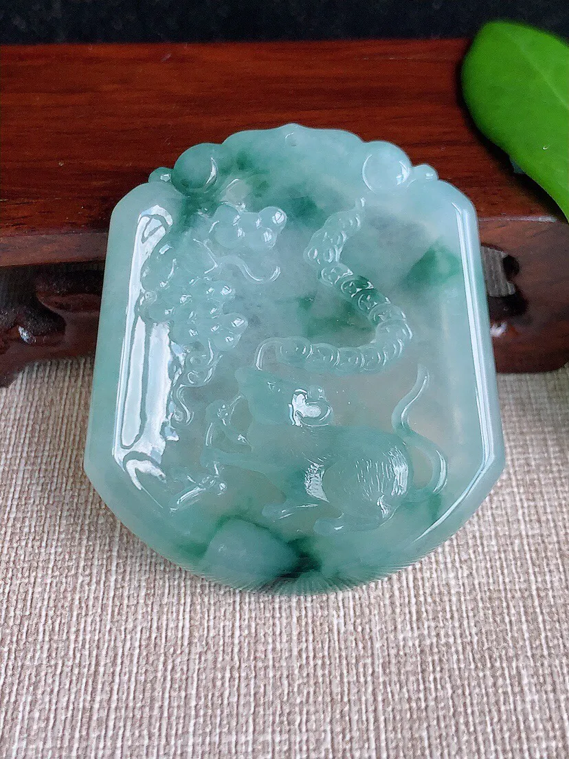 a货翡翠老坑冰种飘花生肖鼠吊坠 尺寸50.5×44.4×5.5mm 重量27.60g 0708