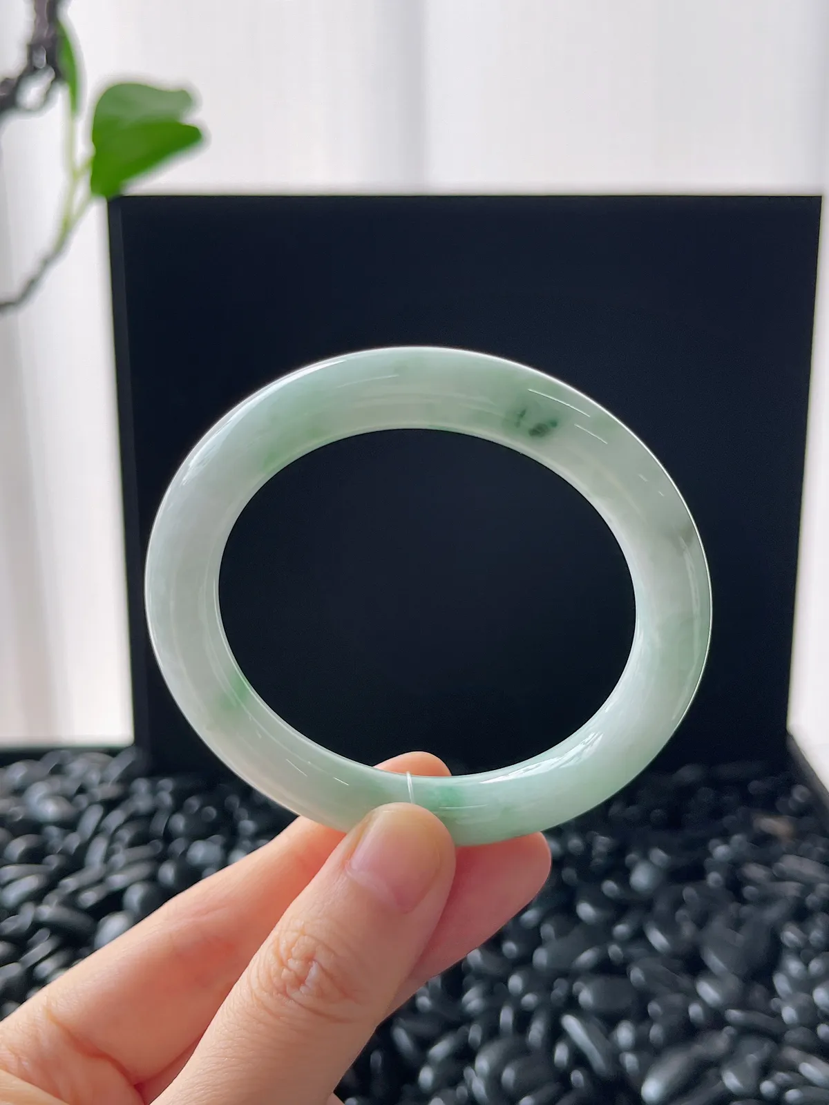翡翠糯化种飘绿圆条手镯