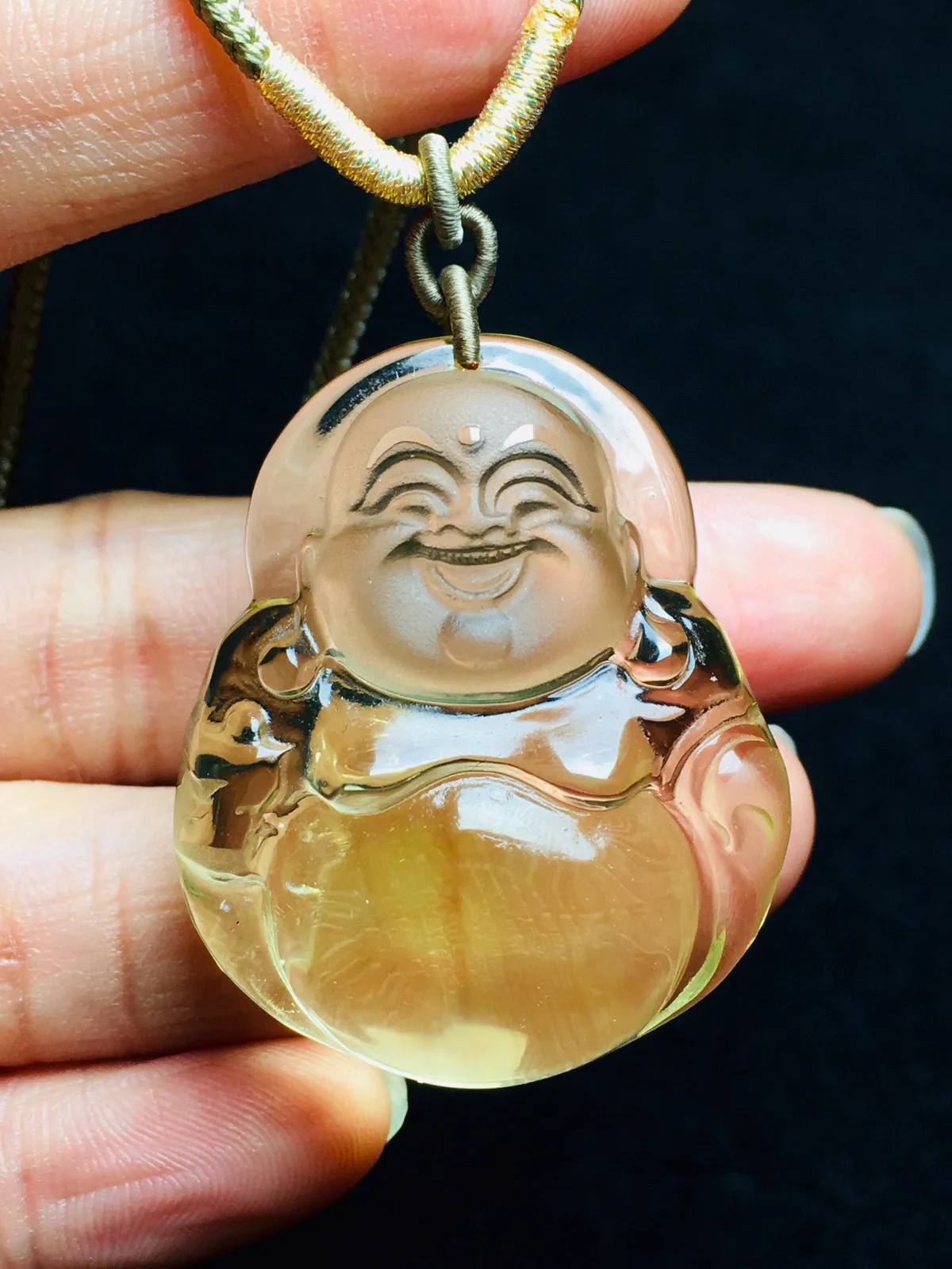 福气满满的佛公 天然黄水晶平安佛大肚佛吊坠  开脸精致，黄水晶是财富水晶、招财圣品佛法无边，佩戴大富大贵，平安健康，事事如意、财源滚滚。规格约:36.30.15 个大性价比高 送精美手工设计棉绳