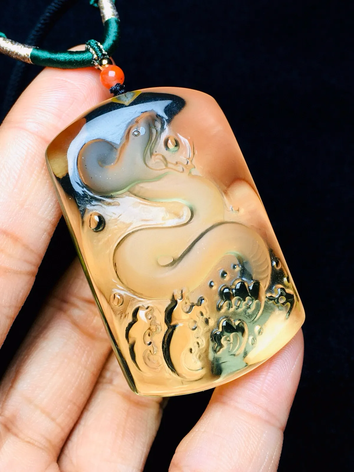 天然黄水晶生肖蛇无事牌吊坠，造型饱满，颜色漂亮，大师雕刻，活灵活现，栩栩如生！黄水晶灵蛇，招财纳福，保佑平安健康！规格:49.31.13 送精美手工棉绳