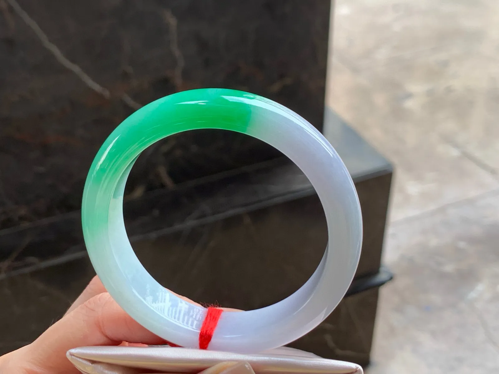 阳绿手镯
水润 56.7/12.5/8.8mm