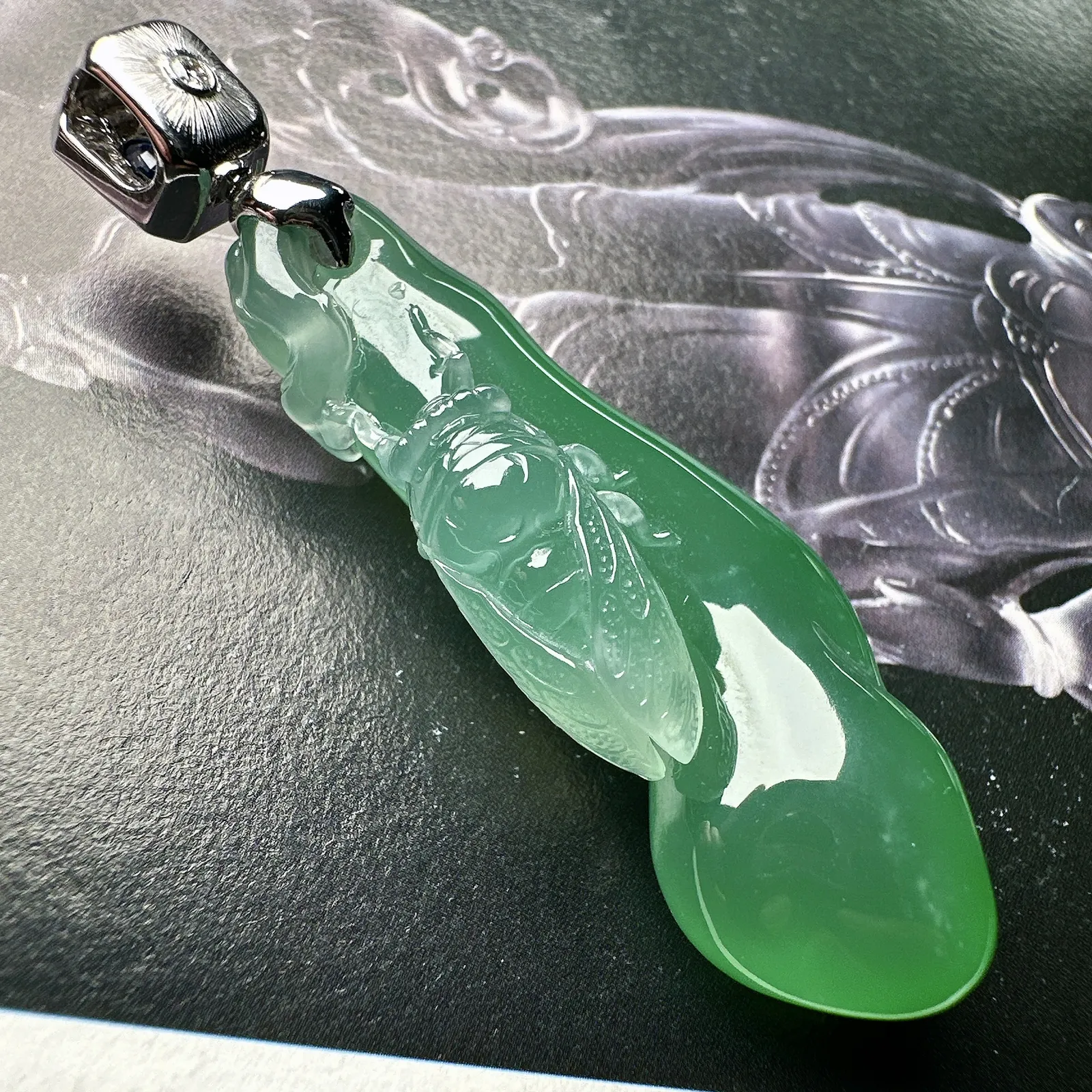 【冰种满绿一鸣惊人】特色件，招财神器，质地细腻，水润感好，雕琢非常精细，18k金钻镶嵌，裸石尺寸46