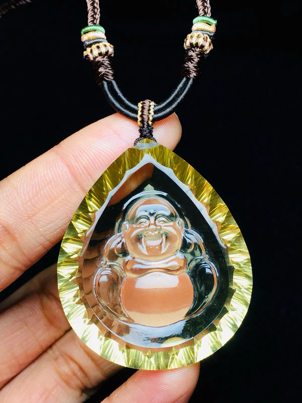 佛佑安康 精品天然黄水晶弥勒佛千禧面大吊坠  切工精湛，闪烁璀璨 黄水晶是财富水晶、招财圣品佛法无边，佩戴大富大贵，平安健康，事事如意、财源滚滚。规格: 43.36.10搭配精品手工设计棉绳
