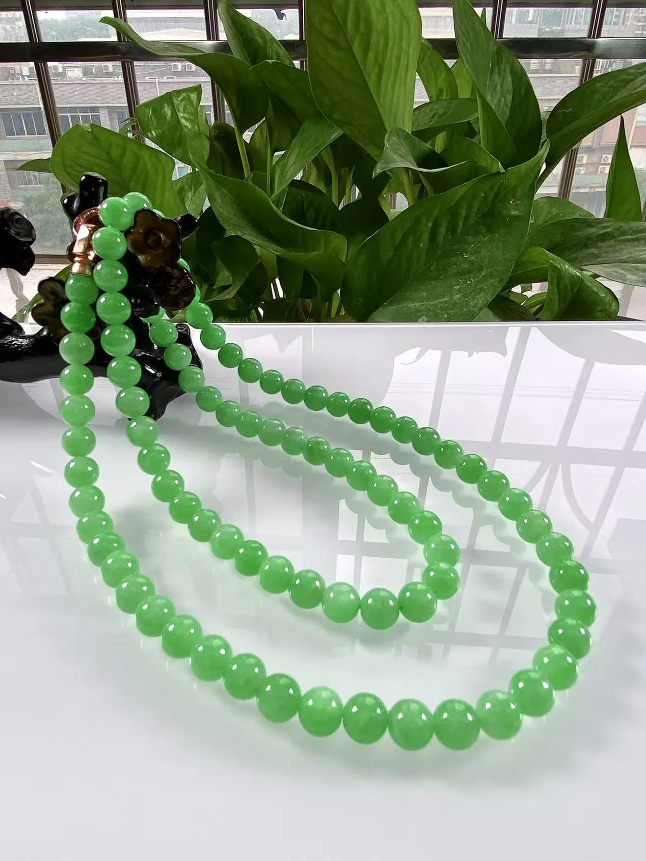 缅甸天然翡翠A货，大卡7.7冰润满绿浅阳绿大圆珠项链手链，尺寸:7.7mm/88颗，长度660mm，重量：69.50g
