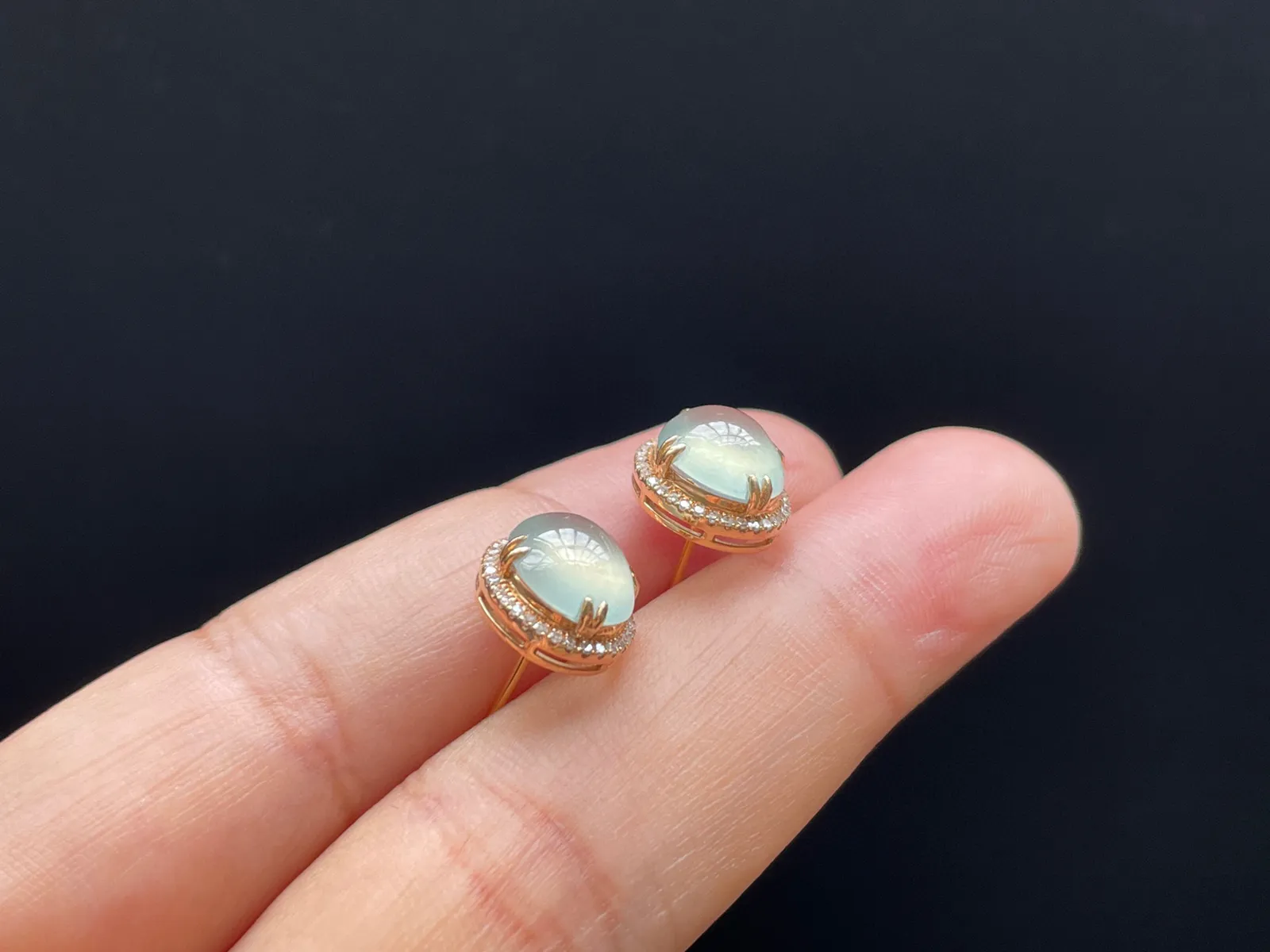 18K 冰种·蛋面耳钉

裸10.3-9.2-4.3