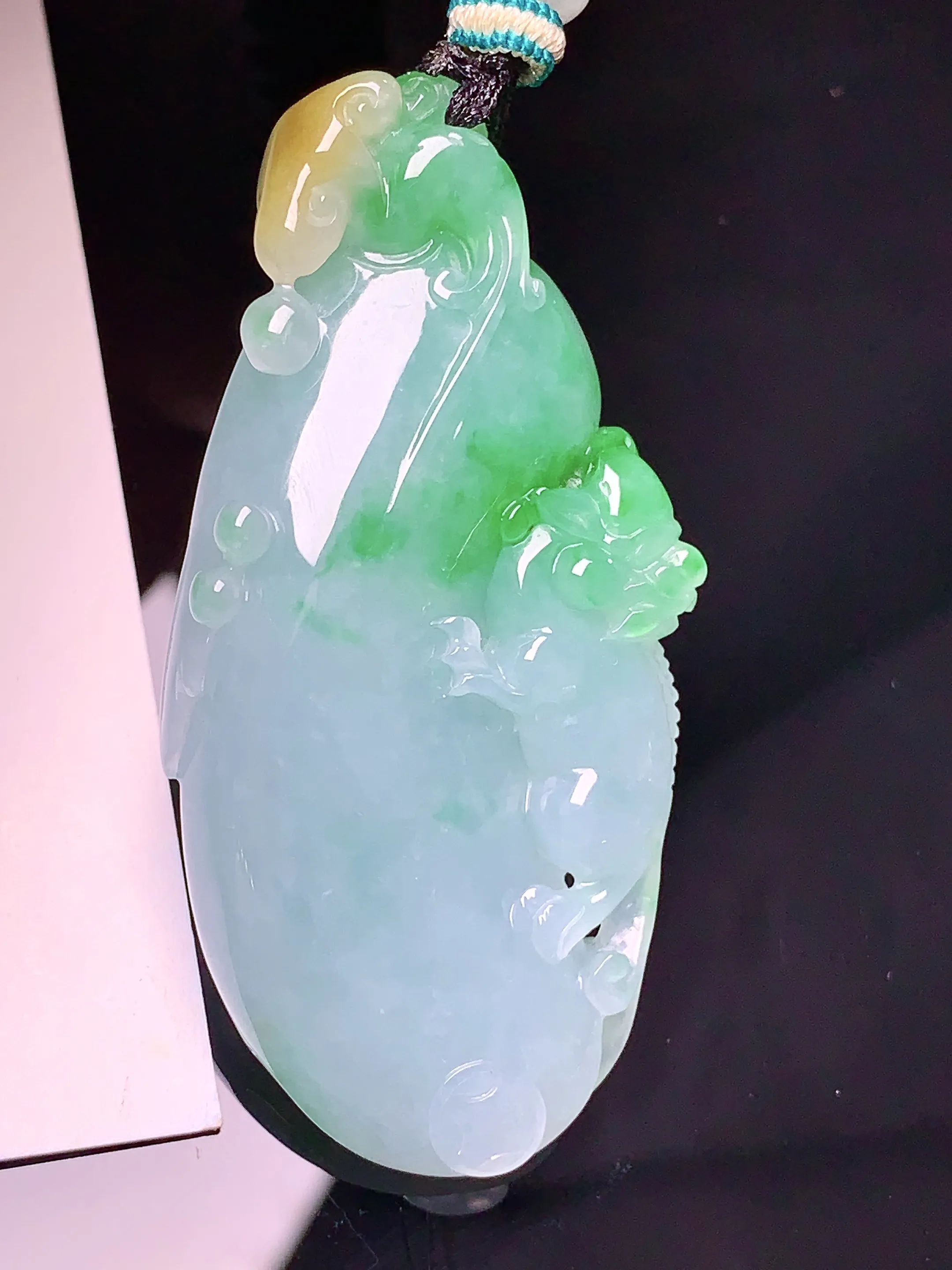 翠绿福瓜吊坠 玉质细腻 色泽艳丽 整体尺寸54.5*26*8
