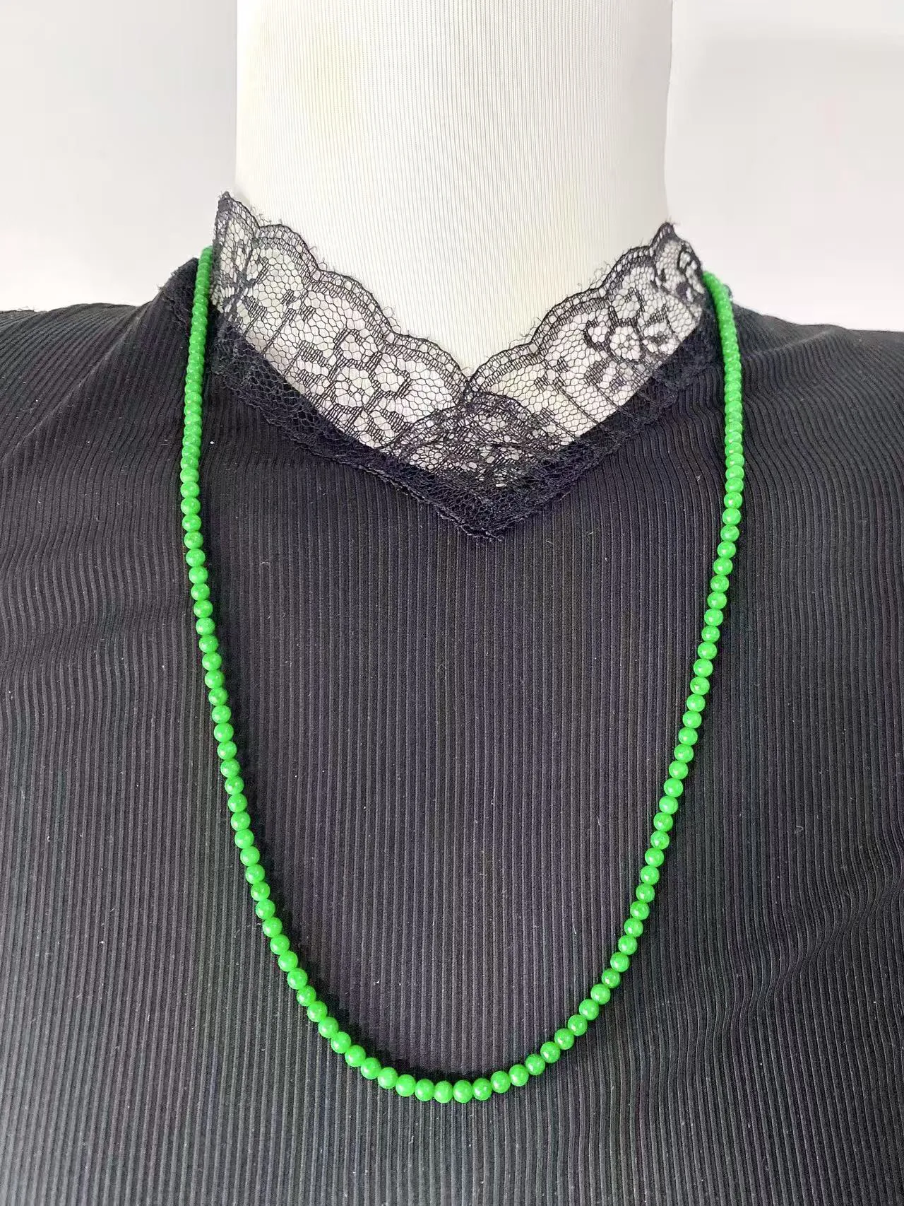 收藏级别，缅甸天然翡翠A货，卡3.6冰润满绿浓阳绿小米珠小圆珠项链手链，尺寸:3.6mm/180颗，长度610mm，重量：14.36g