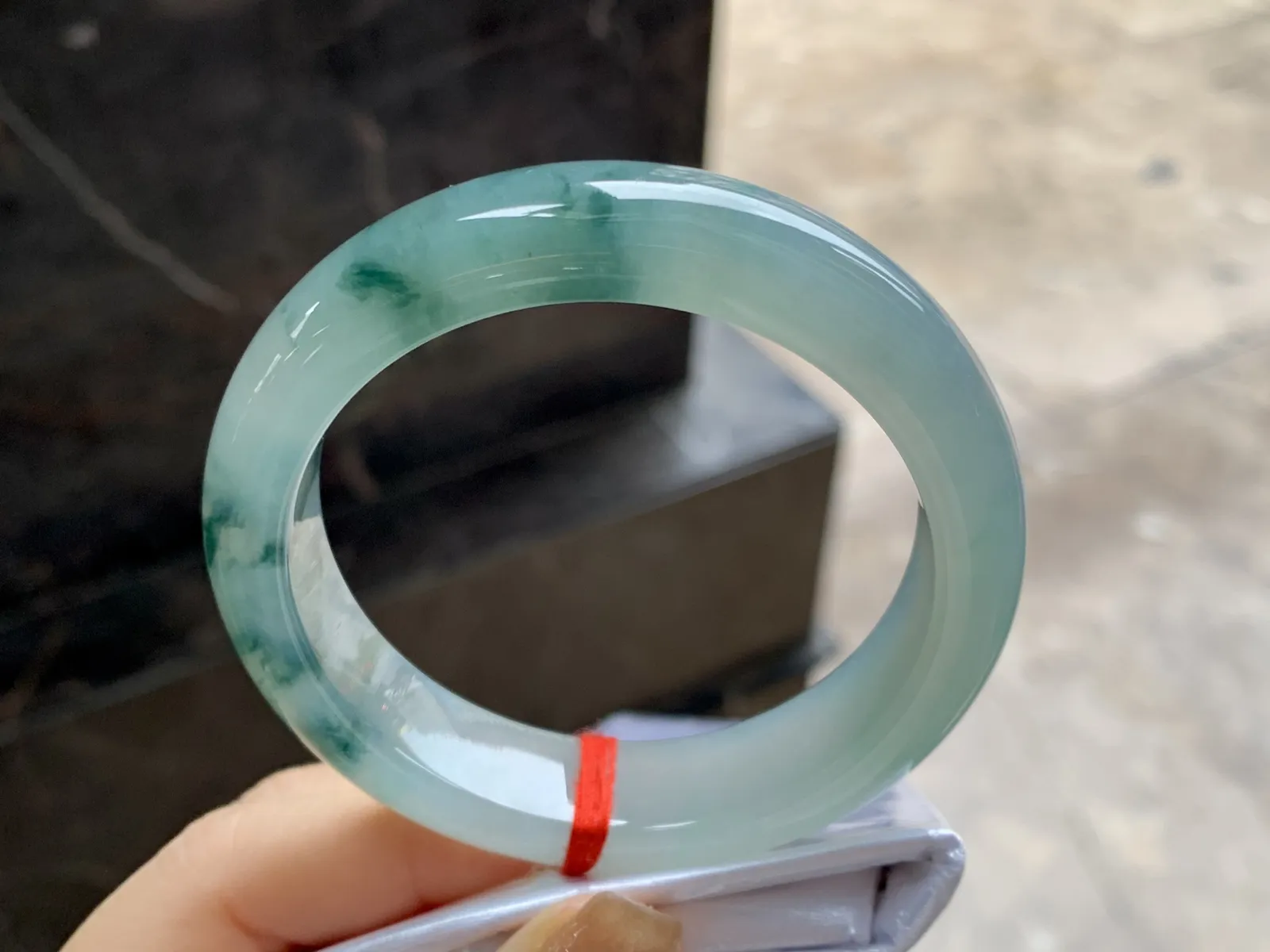 飘花手镯
尺寸：53.5-13.2-8.8mm
种老肉细～水润 飘花浓郁上手漂亮