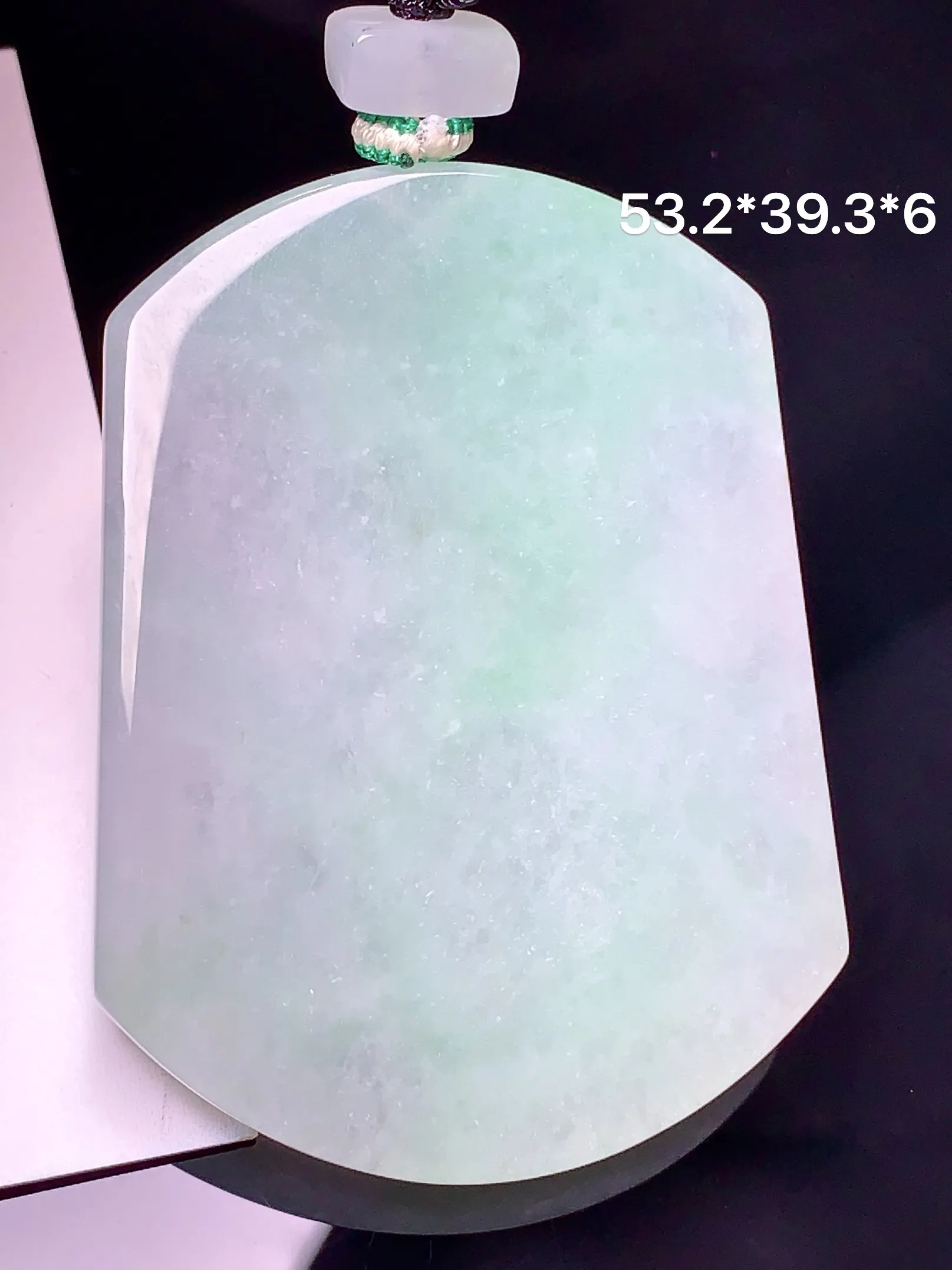 飘绿无事牌吊坠 玉质细腻 色泽艳丽 整体尺寸53.2*39.3*6