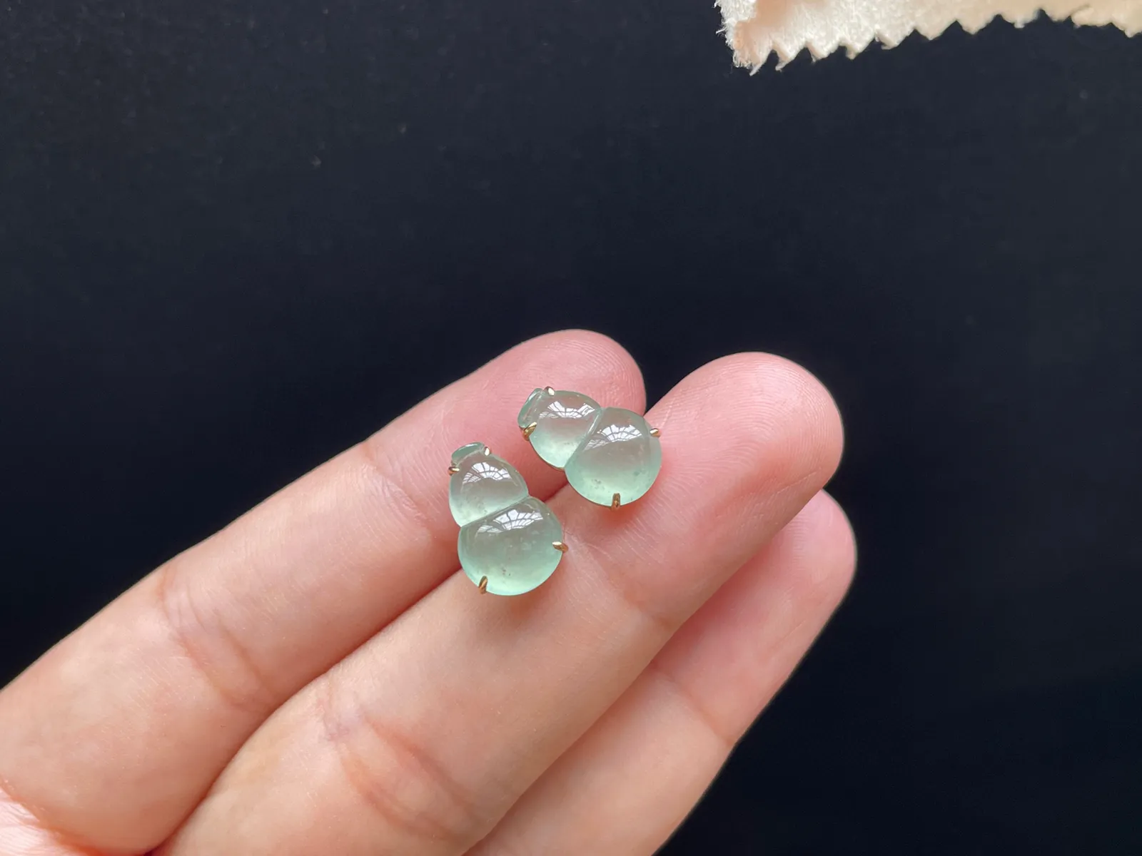 18K 冰种晴水·葫芦耳钉

裸12.6-8.6-4