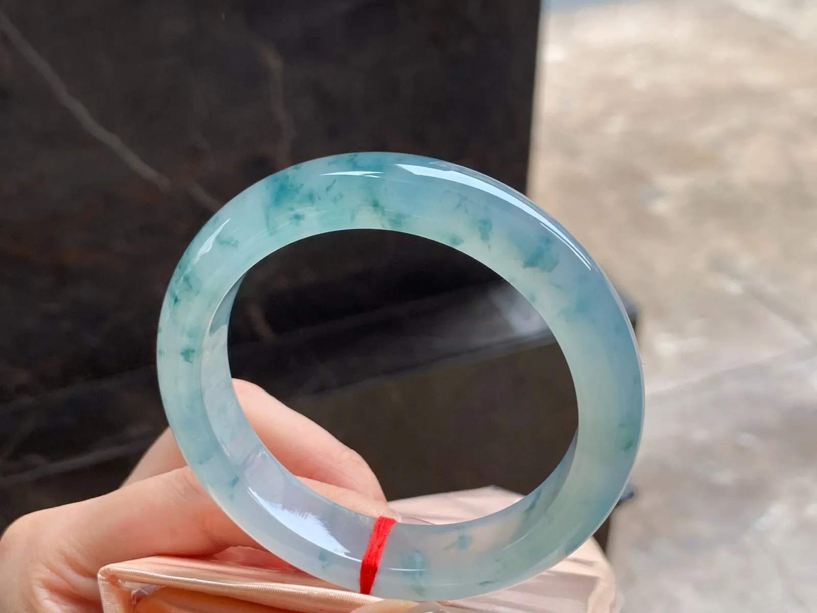 冰种飘花手镯
种好水足 54/12.3/8.5mm
