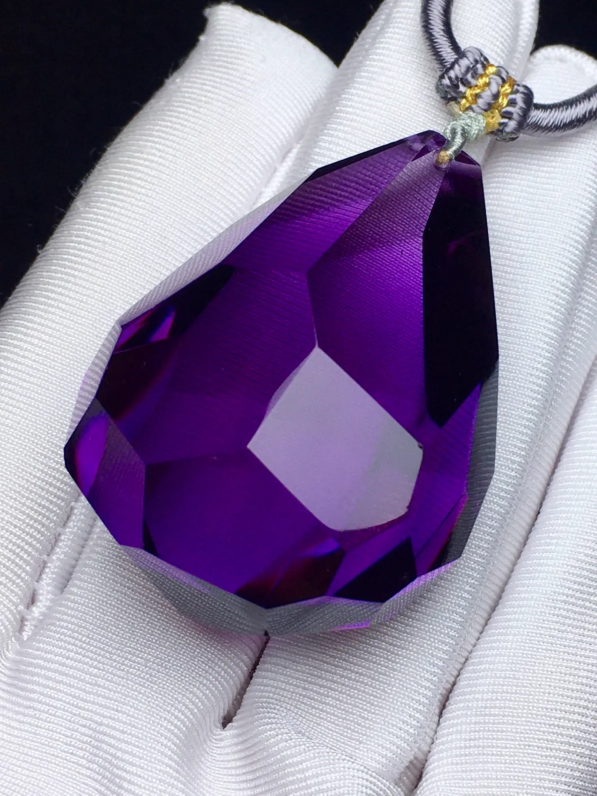 精品天乌然拉圭紫水晶、原石随意形大吊坠️️原原汁味～全净体品质 紫晶彩色梦幻 能量强大 定气凝神 促进家庭和谐 招贵人 旺生意缘  紫罗兰色，佩戴高贵优雅[鼓掌]吊坠切工精美 好闪亮 搭配精美手工设计棉绳 裸石规格:42.33.25 吊坠重:40克