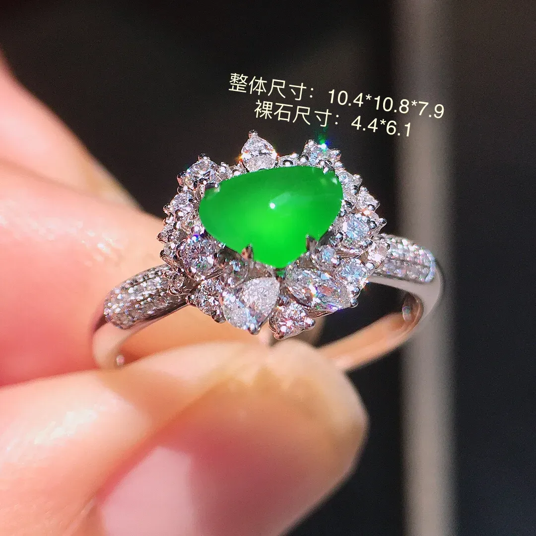 阳绿水滴戒指，色泽均匀艳丽，玉质细腻，荧光感超
强，饱满圆润，气质满满。18k
金豪华镶嵌