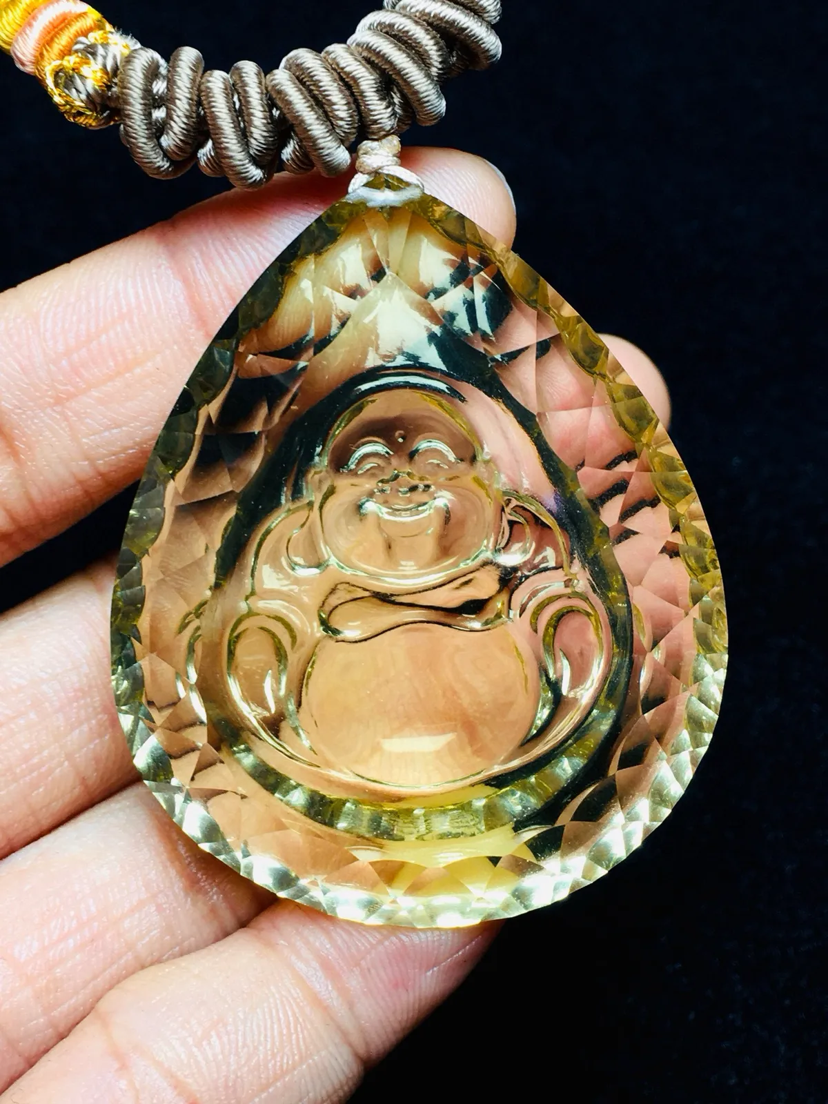 佛佑安康 精品天然黄水晶弥勒佛千禧面大吊坠  切工精湛，闪烁璀璨 黄水晶是财富水晶、招财圣品佛法无边，佩戴大富大贵，平安健康，事事如意、财源滚滚。规格:50.41.13 搭配精品手工设计棉绳