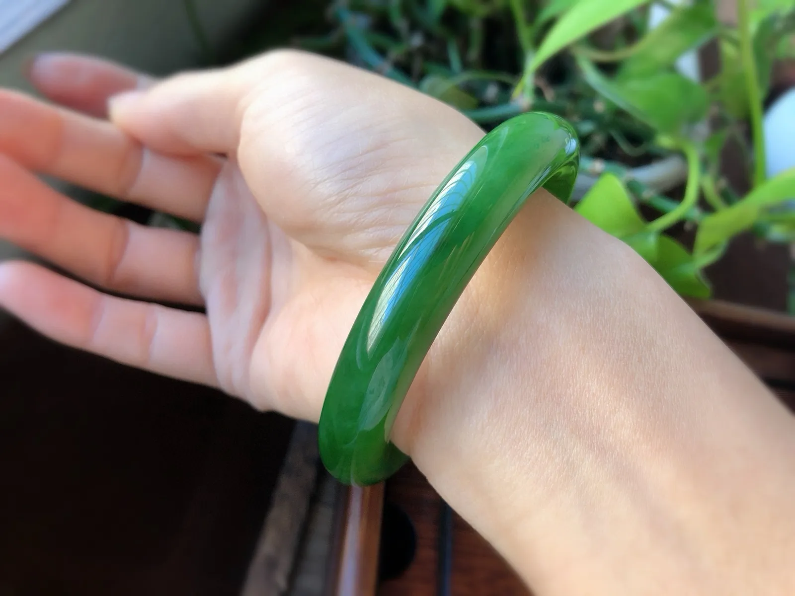 圈口54.6 尺寸12*11 天然和田玉 ，收藏精品满色菠菜绿辣绿色，舒适版胖圆条，上手显白 佩戴大气 保平安 料子细腻温润