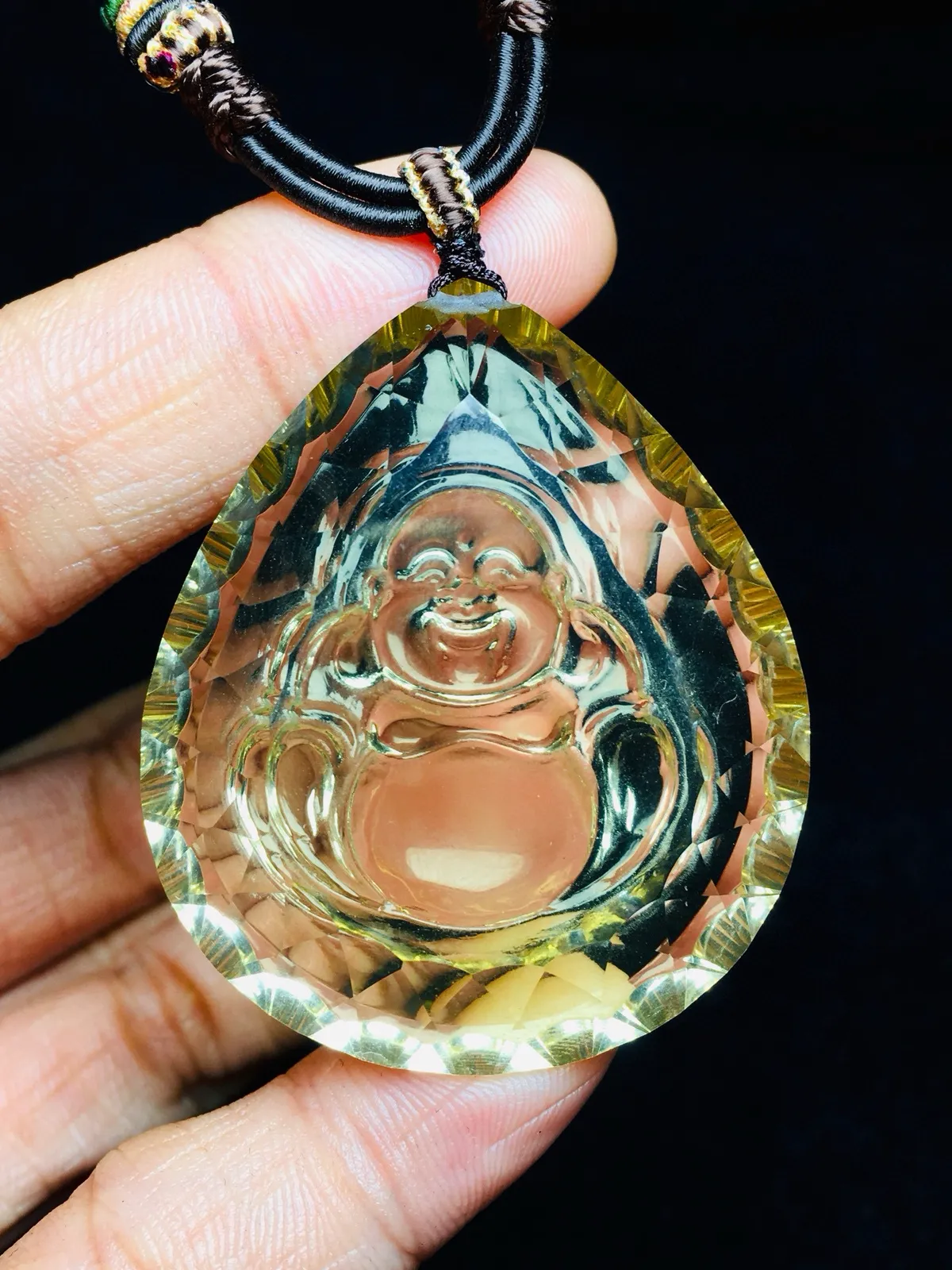 佛佑安康 精品天然黄水晶弥勒佛千禧面大吊坠  切工精湛，闪烁璀璨 黄水晶是财富水晶、招财圣品佛法无边，佩戴大富大贵，平安健康，事事如意、财源滚滚。规格: 43.36.10搭配精品手工设计棉绳