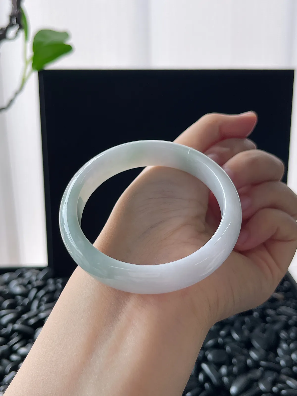 52.5翡翠糯化种淡绿色正圈手镯