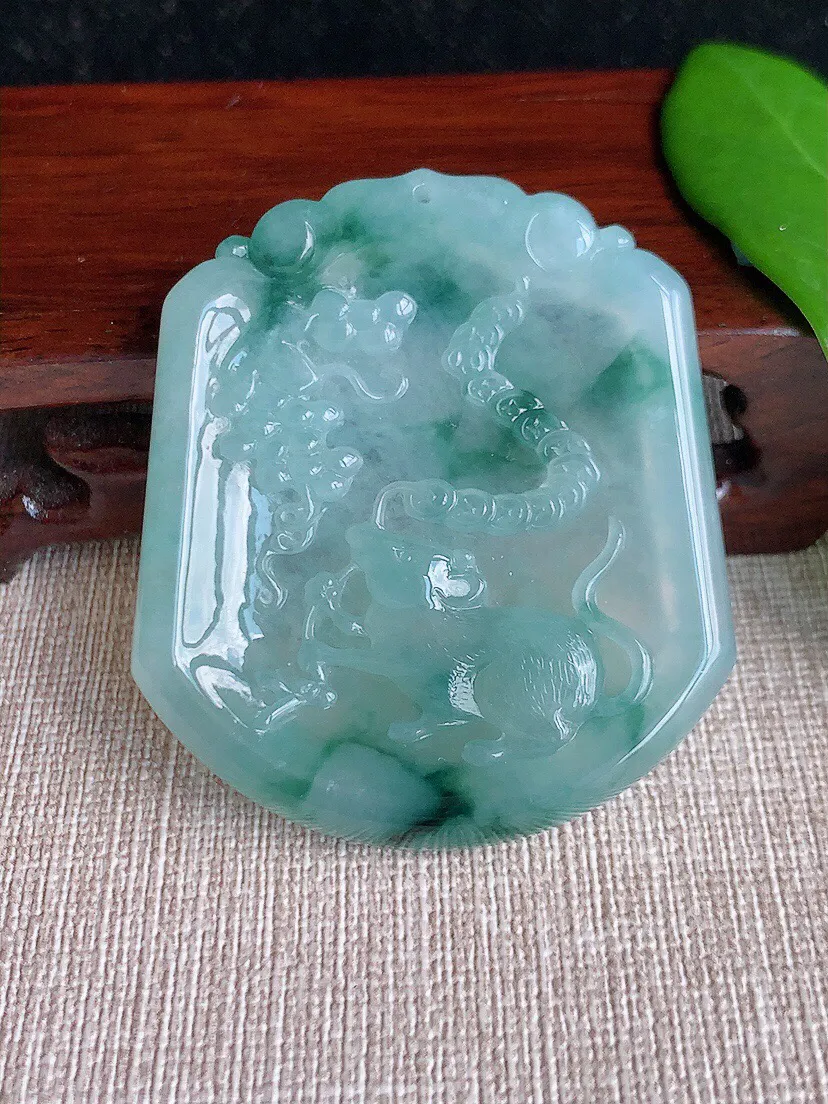 a货翡翠老坑冰种飘花生肖鼠吊坠 尺寸50.5×44.4×5.5mm 重量27.60g 0708