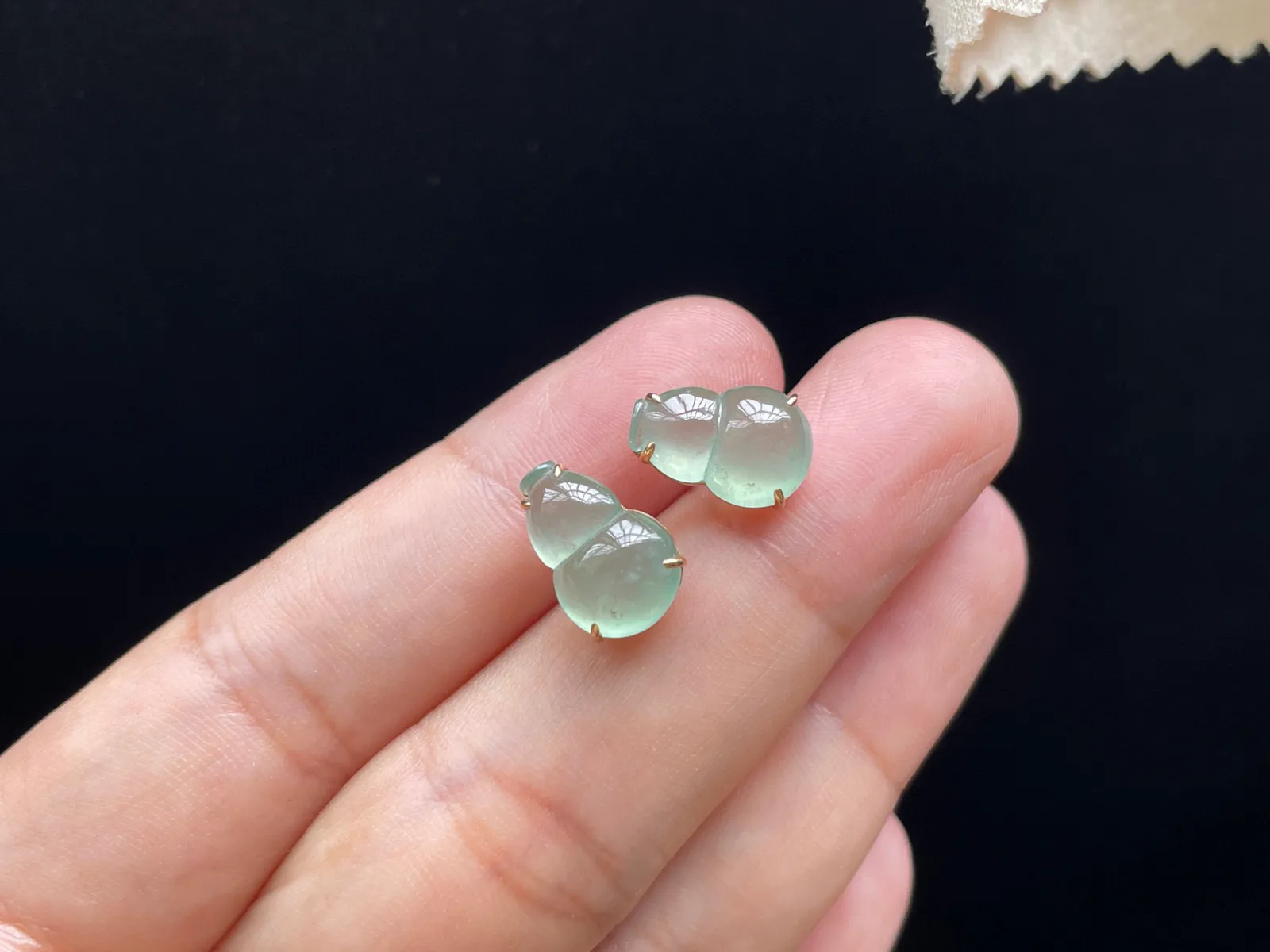 18K 冰种晴水·葫芦耳钉

裸12.6-8.6-4