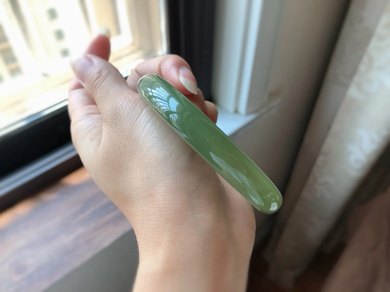 圈口63.3 尺寸11.7*10.4  冰底湖水美玉镯 精致和田玉 料子冰润细腻，超有存在感，又润又细腻，品质非常不错哦！
