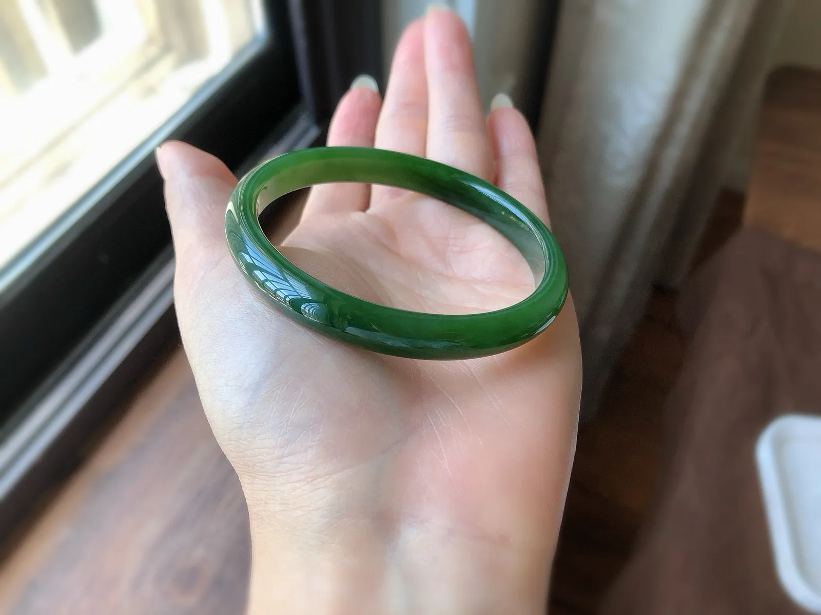 圈口60，天然和田玉 碧玉手镯，精致小正装，老坑料 色辣绿，质地温润，尺寸8.8*6.1