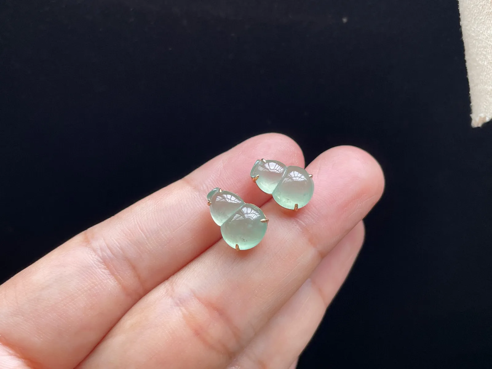 18K 冰种晴水·葫芦耳钉

裸12.6-8.6-4