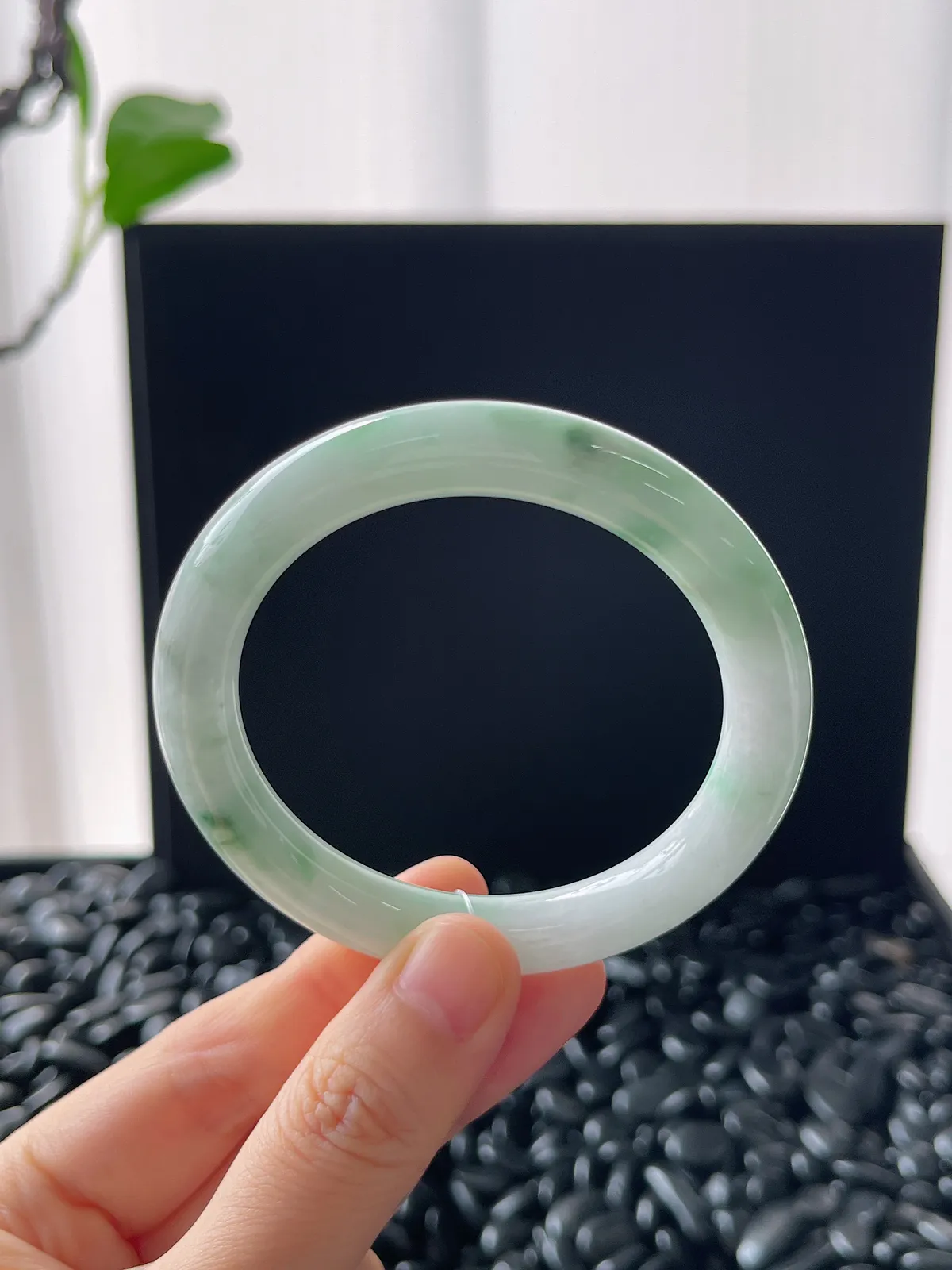 翡翠糯化种飘绿圆条手镯