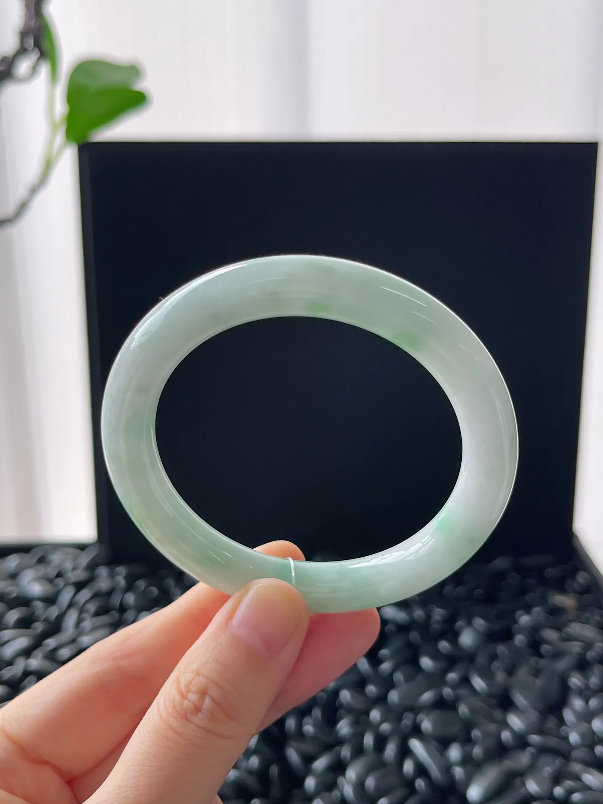 翡翠糯化种飘绿圆条手镯