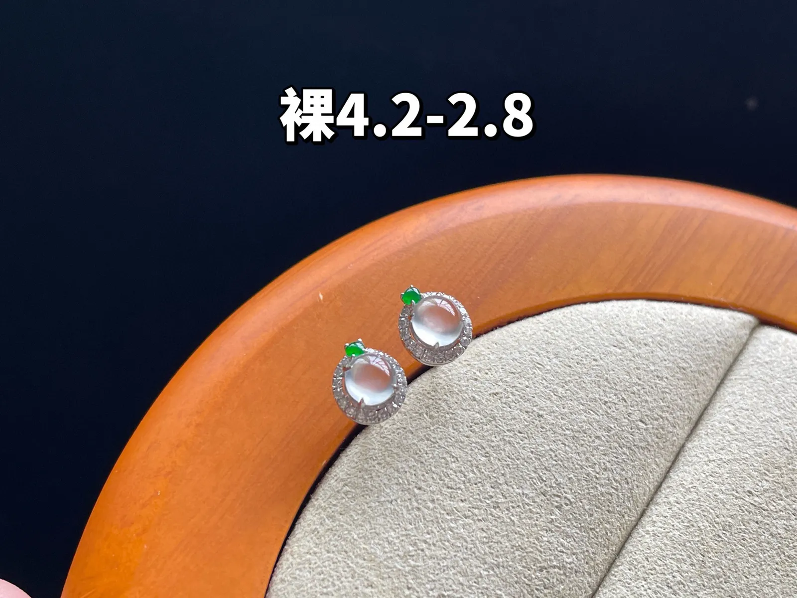 18K 冰种·蛋面耳钉

裸4.2-2.8