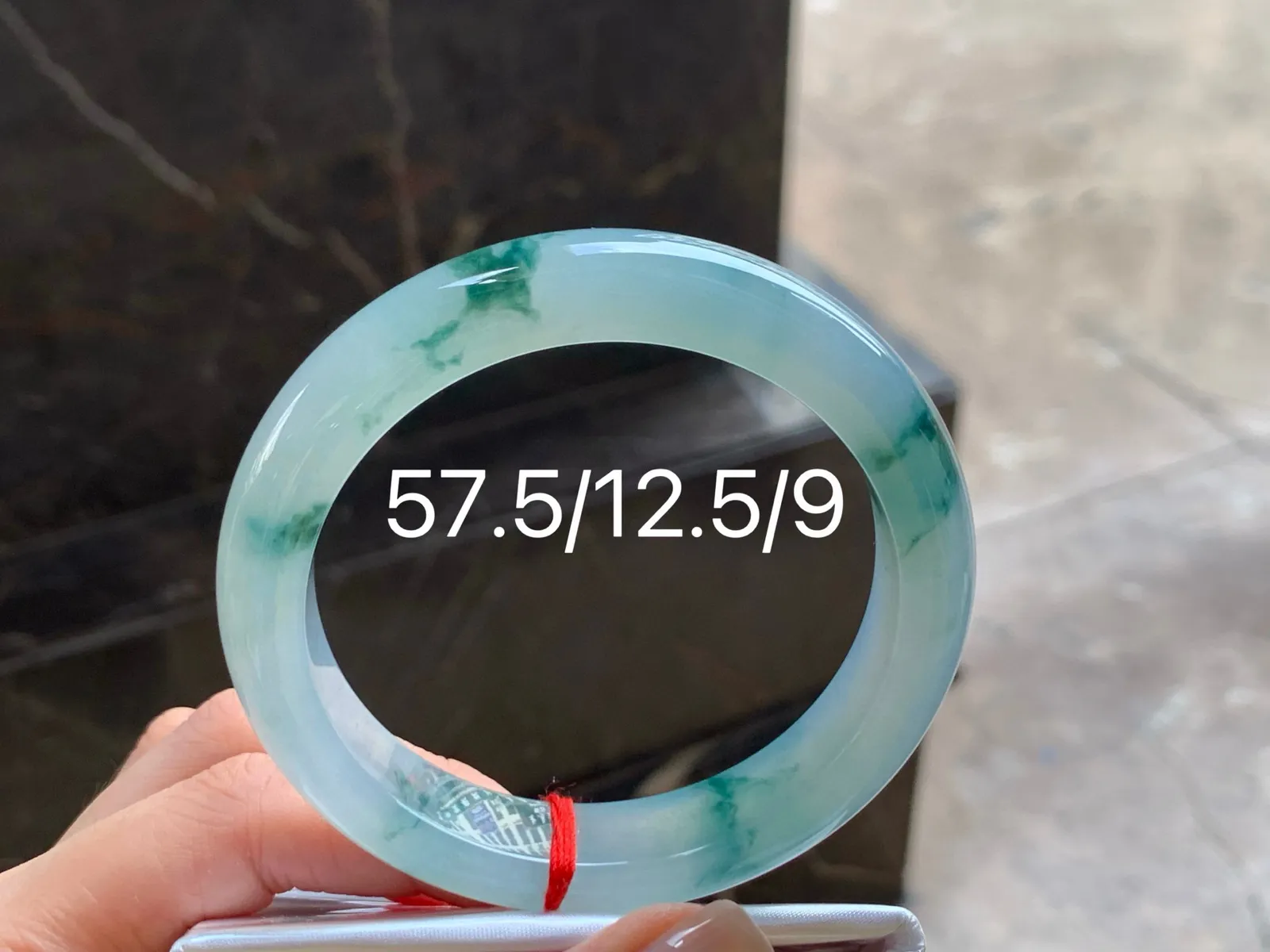 冰飘花手镯
水润57.5/12.5/9mm