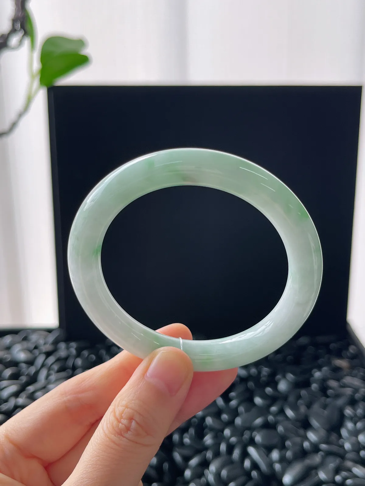 翡翠糯化种飘绿圆条手镯