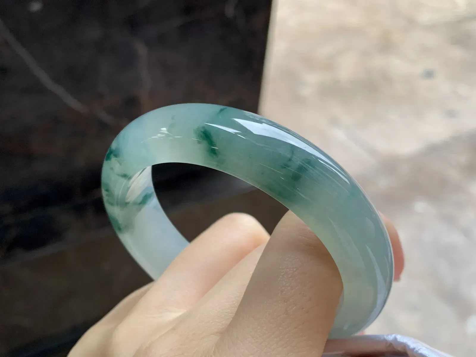 飘花手镯
尺寸：53.5-13.2-8.8mm
种老肉细～水润 飘花浓郁上手漂亮