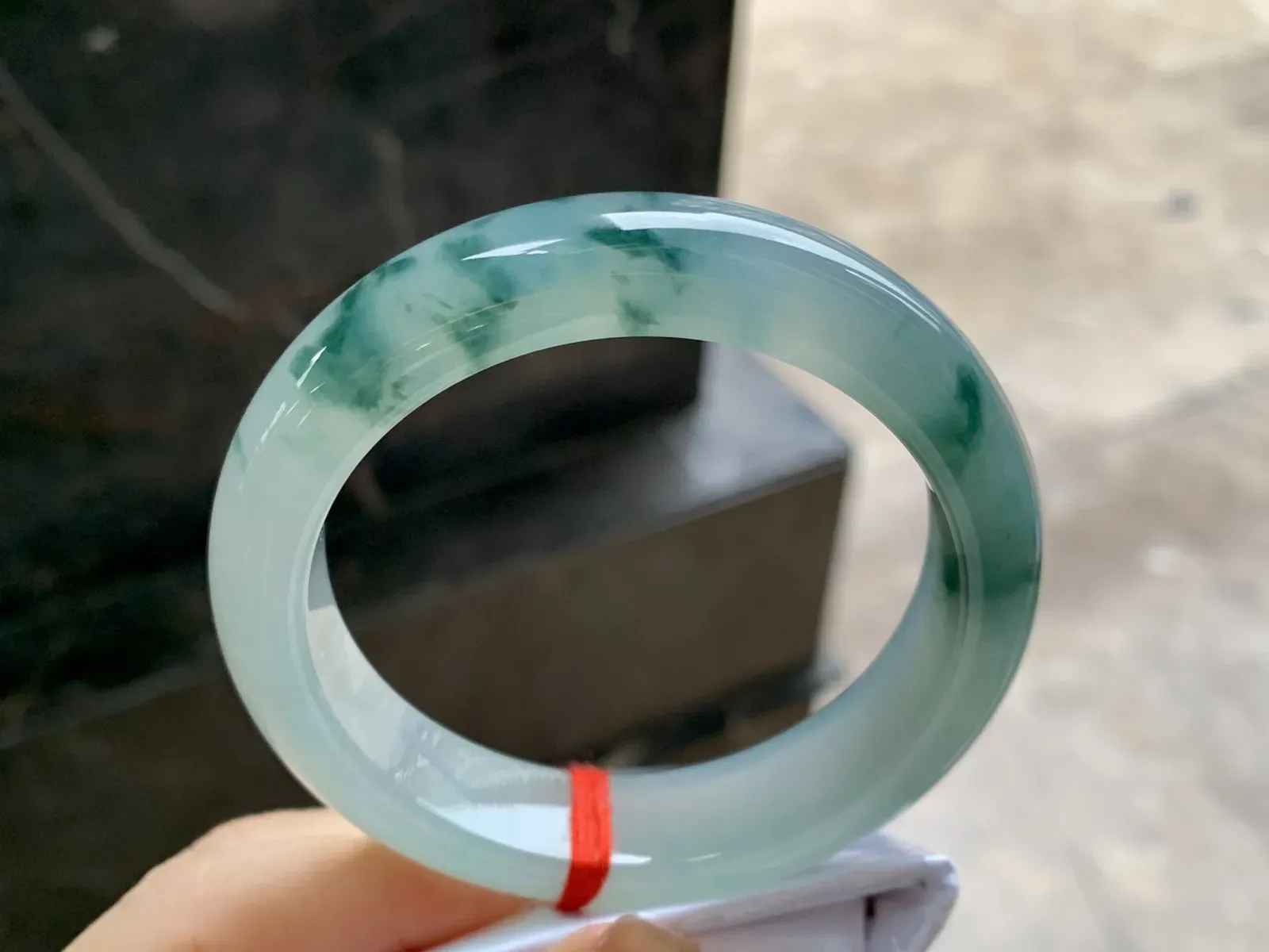 飘花手镯
尺寸：53.5-13.2-8.8mm
种老肉细～水润 飘花浓郁上手漂亮