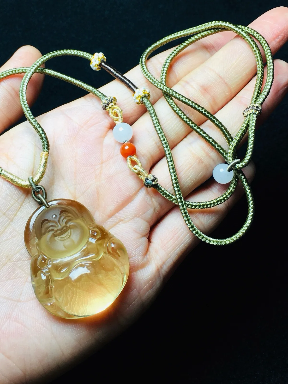 福气满满的佛公 天然黄水晶平安佛大肚佛吊坠  开脸精致，黄水晶是财富水晶、招财圣品佛法无边，佩戴大富大贵，平安健康，事事如意、财源滚滚。规格约:36.30.15 个大性价比高 送精美手工设计棉绳