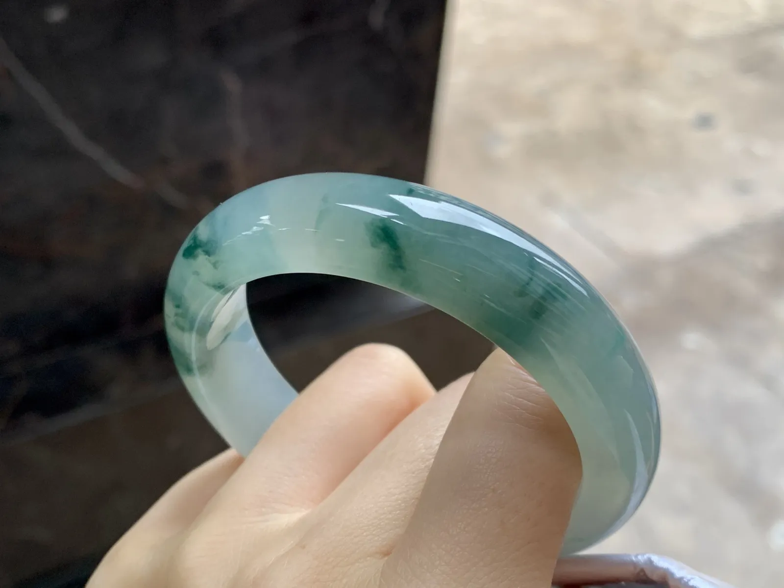 飘花手镯
尺寸：53.5-13.2-8.8mm
种老肉细～水润 飘花浓郁上手漂亮