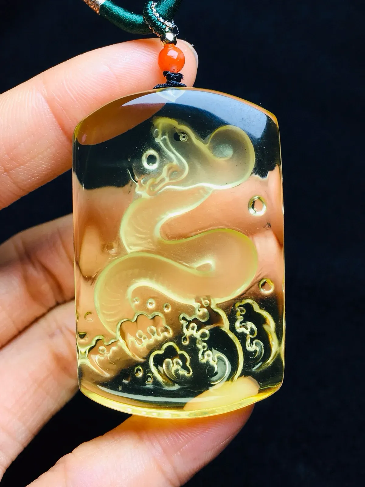 天然黄水晶生肖蛇无事牌吊坠，造型饱满，颜色漂亮，大师雕刻，活灵活现，栩栩如生！黄水晶灵蛇，招财纳福，保佑平安健康！规格:49.31.13 送精美手工棉绳
