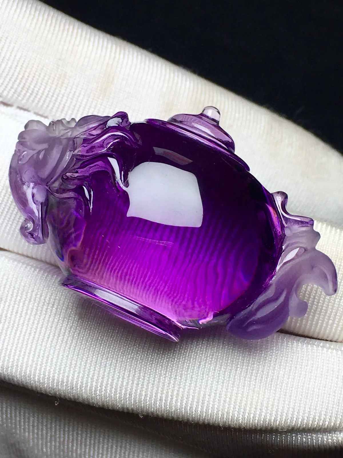 天然乌拉圭紫水晶玉壶，把把壶“胡”牌！雕工精细 [强]  晶体水透精品紫罗兰色，️摆️带，招财纳福 有求必应  紫水晶是智慧之石，紫气东来  吸纳有力磁场 [强] 一片冰心在玉壶！规格:42.27.20 重:23.3克