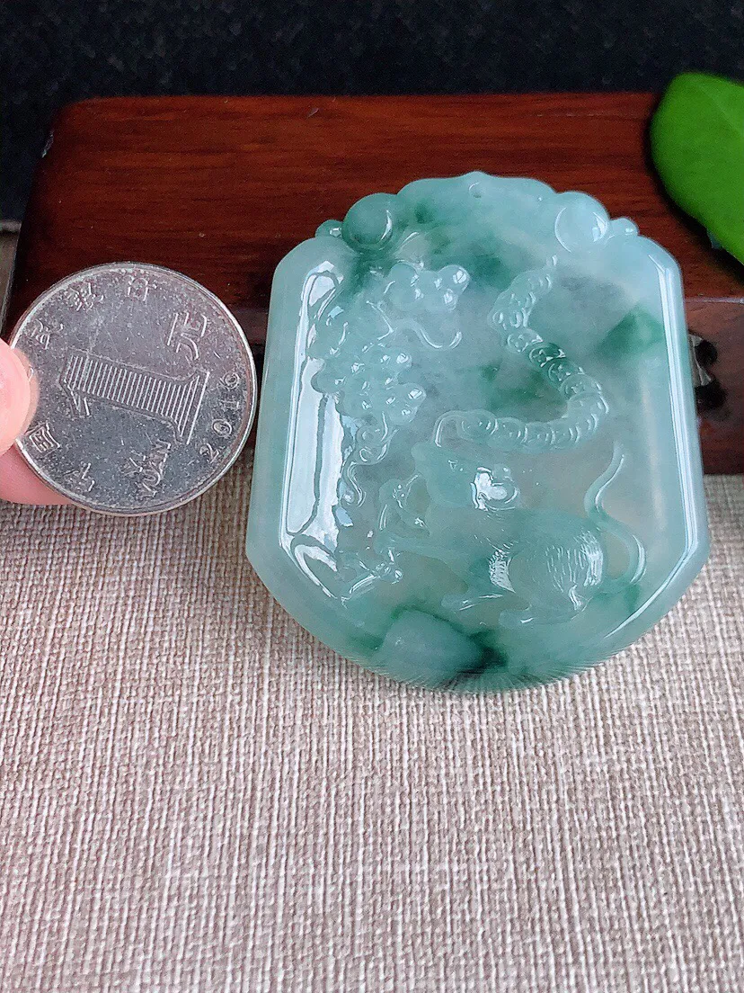a货翡翠老坑冰种飘花生肖鼠吊坠 尺寸50.5×44.4×5.5mm 重量27.60g 0708