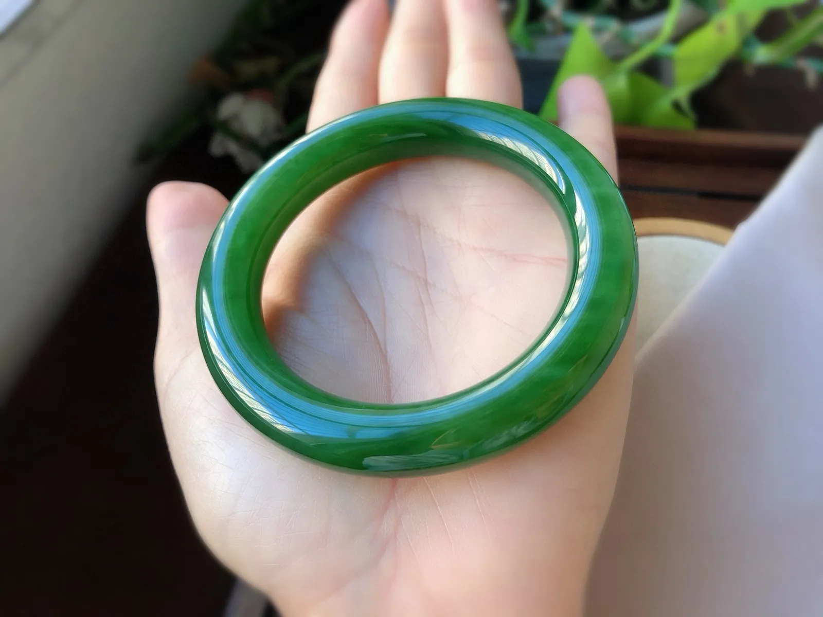 圈口54.6 尺寸12*11 天然和田玉 ，收藏精品满色菠菜绿辣绿色，舒适版胖圆条，上手显白 佩戴大气 保平安 料子细腻温润